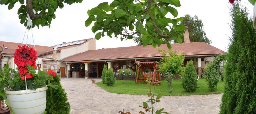 Kakukk Panzio Bed & Breakfast Nyírbátor Exterior foto